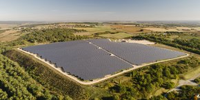 L'énergie photovoltaïque, ici la centrale de Dijon-Valmy opérée par EDF Renouvelables en Côte-d'Or, doit convaincre de sa complémentarité avec d'autres activités, comme l'agriculture.