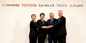 Les dirigeants d'Hino, Fuso, Daimler Truck et Toyota ce mardi à Tokyo.