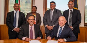 Le ministre du Commerce et de l'industrie, Ebrahim Patel, et Samir Cherfan, Chief Operating Officer de Stellantis Afrique et Moyen-Orient, lors de la signature des termes du nouvel investissement de Stellantis en Afrique du Sud.