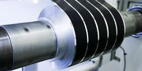 En investissant 35 millions d'euros à la Chevrolière, près de Nantes, Armor Group permet à Armor Battery Film de multiplier par cinq ses capacités de production et de contribuer à la reindustrialisation de la France.