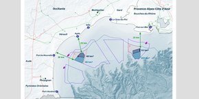 Les zones retenues en Méditerranée pour les appels d’offres des premiers parcs d’éolien flottant (en gris foncé) et leurs extensions (en bleu), un peu plus au large des trois sites pilotes en cours d’installation (pastilles roses).