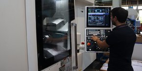 Un opérateur de Suntec Industries France manipule la machine Nakamura NTJ100 : Tour bi-broches & 10 axes pour l’usinage de moyeu et corps aluminium.