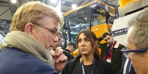 Lors du SITEVI à Montpellier le 30 novembre 2023, le ministre de l'Agriculture Marc Fesneau a pu échanger avec des viticulteurs inquiets, comme Pauline Pradier, viticultrice à Bagnols-sur-Cèze (Gard).