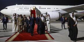 Hier soir, tapis rouge pour le chef de l’État français à l’aéroport de Doha, au Qatar.
