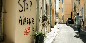 Un tag dans une rue de Marseille contre l’implantation des Airbnb.