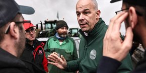 Jeudi, Arnaud Rousseau, s’entretient avec des agriculteurs lors d’un blocage de l’autoroute A6.