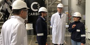 Les salariés de Carbios ont expliqué à Bruno Le Maire le procédé de bio-recyclage développé par l'entreprise, dans le cadre d'une visite du ministre à Clermont-Ferrand.