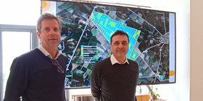 Mathieu Le Grelle, directeur du développement, et Olivier Rémy, directeur du projet Horizeo présentent le projet de centrale solaire tel qu'il a été déposé.