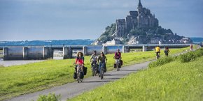 Le slow tourisme à vélo a le vent dans le dos comme ici aux abords du Mont-Saint-Michel.