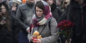 Une femme se recueillant pour les victimes du Crocus City Hall à Moscou.