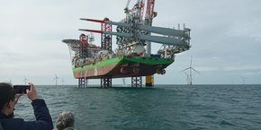 Deux pales attendent d'être raccordées à la turbine sur le navire belge Innovation affrété par le fabricant d'éoliennes Siemens Gamesa auprès de l'armateur belge Deme.