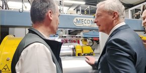 Le directeur de la business unit Thermodynamique du groupe Intuis, Lionel Palandre, fait visiter, le 15 avril 2024, l'usine de Feuquières-en-Vimeu (Somme) au ministre de l'Economie, Bruno Le Maire.