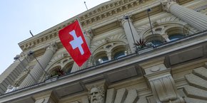 Du fait de sa neutralité, la Suisse organise régulièrement des rencontres entre pays en guerre pour tenter de trouver une issue à leurs conflits.