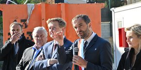 Le maire de Montpellier, Michaël Delafosse, aux côtés du préfet de l'Hérault François-Xavier Lauch (à sa gauche), le 24 avril 2024, lors de la fermeture du village de transition de la Rauze, à Montpellier (© Ville de Montpellier).