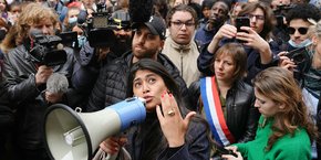 Rima Hassan, candidate aux élections européennes pour la liste de La France insoumise, aux côtés d’étudiants de Sciences-Po qui manifestaient vendredi en soutien à Gaza.