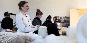 A Aubusson, des ateliers réservés aux artistes ou étudiants valorisent des laines pour les créations textiles.