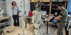 A Montpellier, cela fait plus de 35 ans que le LIRMM et son atelier de robotique font avancer la recherche, comme ce 18 avril 2024 où deux étudiants testent les fonctionnalités de leur robot.