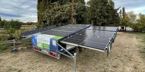 Ecologène développe des systèmes autonomes de production d'électricité solaire, notamment des systèmes mobiles sur remorque, avec des panneaux solaires qui se déplient et se replient.