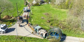 Le chantier du raccordement gaz de la vallée de la Tarentaise (Savoie) impliquerait plusieurs mois de travaux, principalement sur le domaine public. Avec les machines servant à la dépose des conduites de gaz naturel (utilisées ici sur un chantier en Bretagne), près de 1.000 mètres de canalisations pourraient être posés en une journée.
