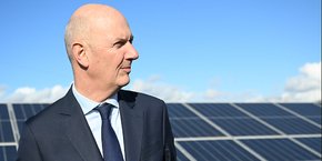 Le ministre sur le site de la ferme solaire de Marcoussis, dans l’Essonne, début février.