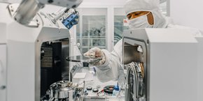 IQM Quantum Computers poursuit son implantation en France en se rapprochant du CEA-Leti pour développer certains process de sa future ligne de production à échelle industrielle.