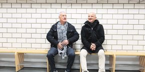 Didier Deschamps et Guy Stephan, à Paderborn (Allemagne), dans le vestiaire du stade d’entraînement des Bleus pour l’Euro 2024.