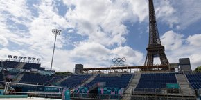 Le terrain de Volley ball construit au Trocadéro, près de la Tour Eiffel à Paris.