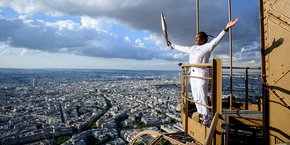 Clarisse Agbegnenou tenant la flamme olympique sur la tour Eiffel, le 15 Juillet.