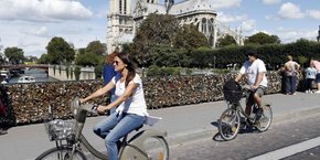 Selon une étude de l'Institut Paris Région (IPR), 'les Parisiens utilisent plus le vélo, choisi pour 11,2% des déplacements intra-muros, que la voiture, avec 4,3% (Photo d'illustration).