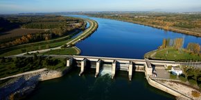 Situé sur le Rhône, le barrage (ici en photo) de Villeneuve-lès-Avignon (Gard), est l'un des 19 ouvrages exploités par la CNR, pour une puissance installée de 124 MW. Près de Lyon, le projet Rhônergia serait quant à lui doté d'une puissance de 40 MW, pour une production électrique estimée à 140 GWh par an.