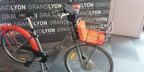 Le nouveau vélo'v sera mis en circulation à compter de l'été 2018. Mais pas de velo'v électrique en station : il faudra se rendre dans une boutique partenaire.