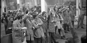 En mai 1968, les ouvriers de l'horloger Lip tiennent assemblée générale dans l'atelier.