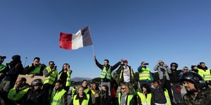 Gilets jaunes: un an apres, les braises couvent encore