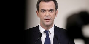 Coronavirus: veran annonce 100 mlns de masques par semaine pour les professionnels de sante liberaux