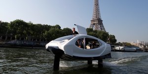Le taxi volant de la startup française SeaBubbles vole au-dessus de la Seine, à Paris, durant une démonstration, le 22 mai 2018