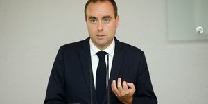 Le ministre francais de la defense, sebastien lecornu s'adresse aux medias au ministere allemand de la defense a berlin