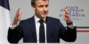 La photo du president francais, emmanuel macron, qui s'exprime lors de la table ronde nationale a paris