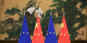 Les drapeaux de l'union europeenne et de la chine sont representes lors du sommet chine-ue a pekin