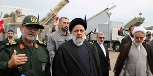Le president iranien ebrahim raissi sur un site naval des gardiens de la revolution a bandar abbas