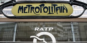Le logo du systeme de transport ferroviaire urbain de la ratp est visible a l'entree du siege de l'entreprise a paris