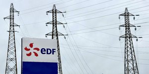 Le logo d'edf a la centrale nucleaire de saint-paul-trois-chateaux, en france