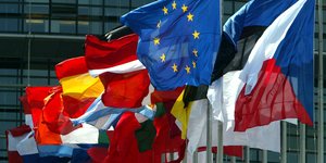 Le drapeau europeen et les drapeaux nationaux des pays membres de l'union europeenne devant le parlement europeen a strasbourg