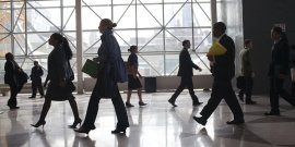 Des jeunes étudiants à la recherches dun stage