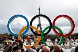 Les anneaux olympiques devant la tour eiffel