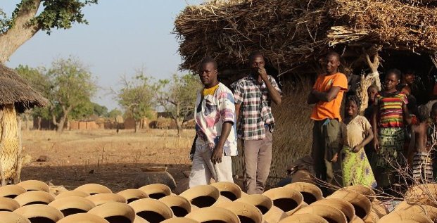 Le toit en paille d'une case du Centre - Centre éco-santé de l'Orange Bleue  Afrique - Burkina Faso