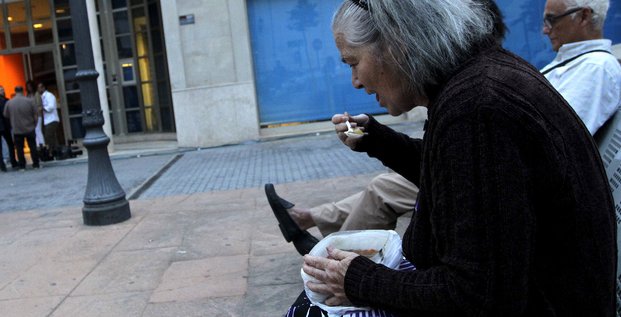 Vieille femme mangeant une soupe en Espagne (seuil pauvreté)