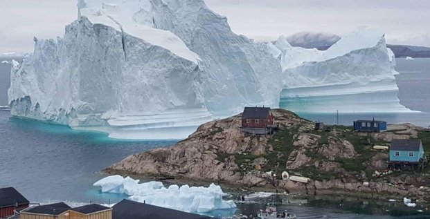 Un gigantesque iceberg a derive tout pres d'un village du groenland