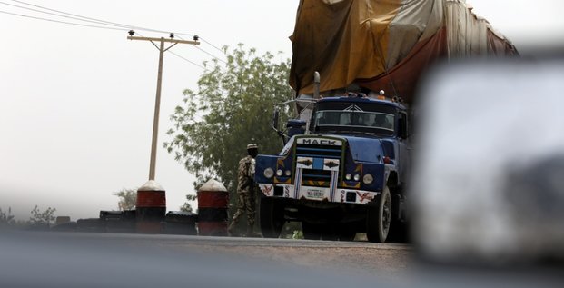 militaire Nigeria contrôle camion transport