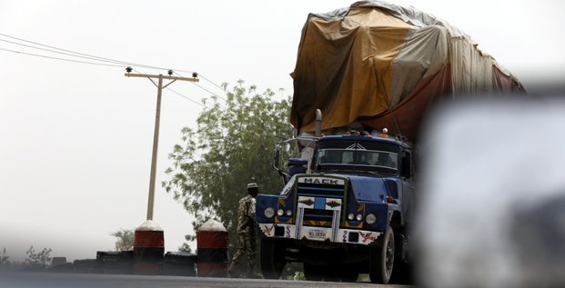 militaire Nigeria contrôle camion transport