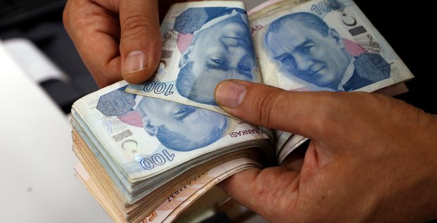 La livre turque touche un nouveau plus bas contre le dollar